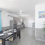 Suri, Luxury Seafront