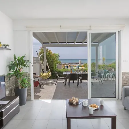 Villa Suri, Luxury Seafront *