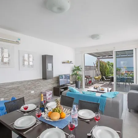 Suri, Luxury Seafront Villa *