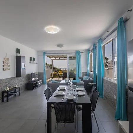 Suri, Luxury Seafront *
