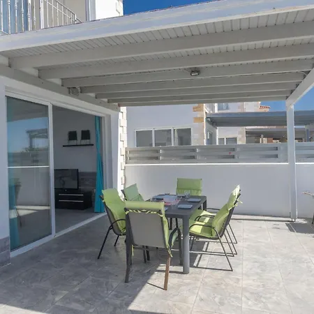 Suri, Luxury Seafront וילה *