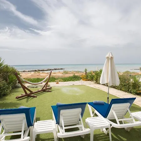 Suri, Luxury Seafront Villa *